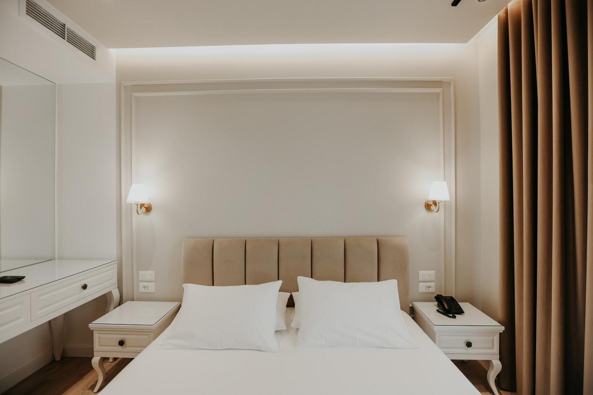 Seaside Hotel Vlorë Esterno foto