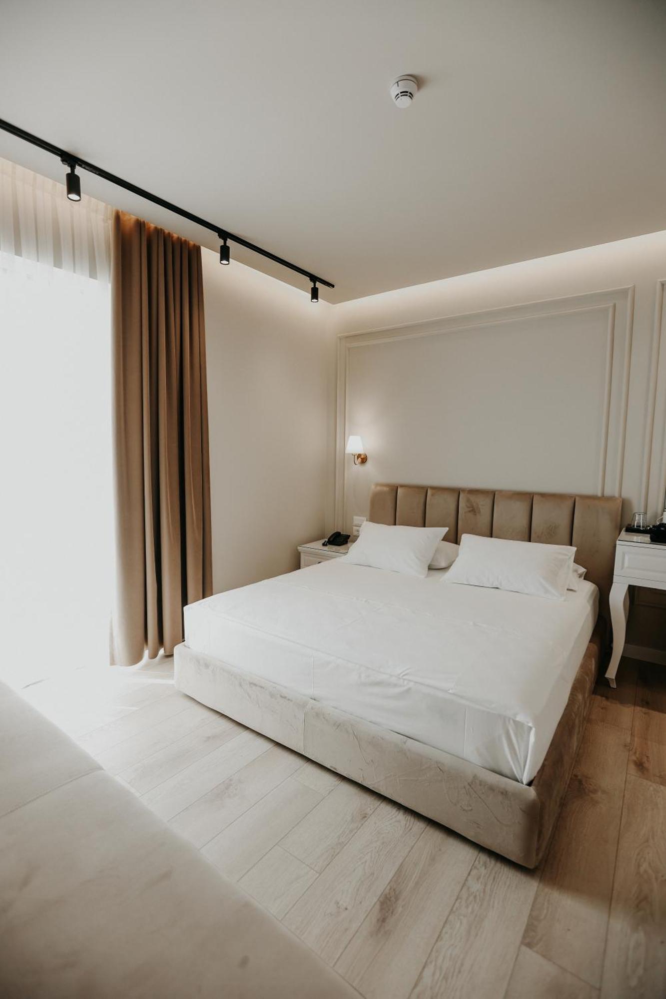 Seaside Hotel Vlorë Esterno foto